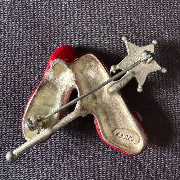 Vintage AJMC Wizard of Oz Sparkly Ruby Slippers and Magic Wand Pin Brooch - Picture 5 of 6
